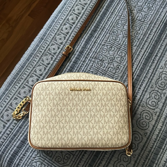 Michael Kors Handbags - Michael kors purse